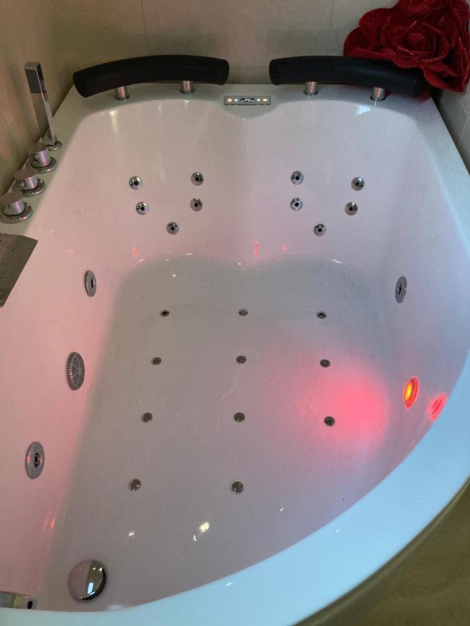 B&B LA REGGIA DI RIHANNA spa Caserta Esterno foto